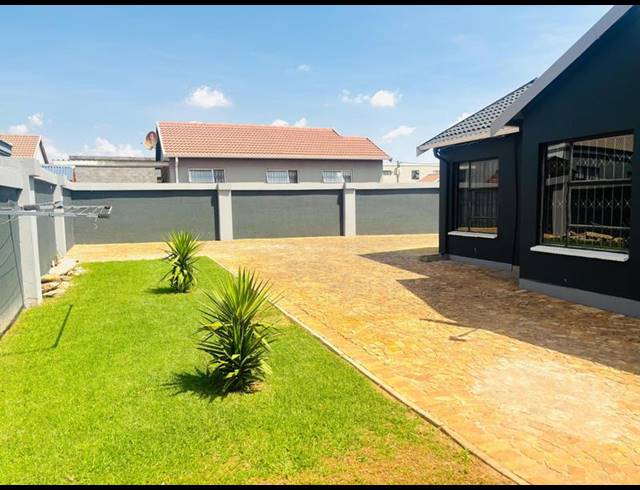 3 BEDROOM PROPERTY TO RENT IN FLEURHOF